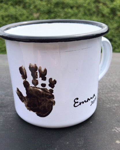 Emaille-Tasse „Hand/Fußabdruck mit Name" Personalisiert, Vatertag, Muttertag, Valentinstag, Liebe - Cupsandkisses