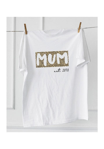 T-Shirt „Mum“ Leo-Kollektion, personalisiert - Cupsandkisses