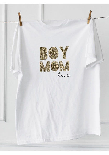 T-Shirt „BOY MOM“ mit Name, Leo-Kollektion, personalisiert - Cupsandkisses