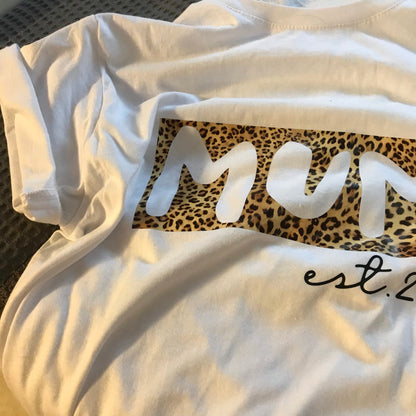 T-Shirt „Mum“ Leo-Kollektion, personalisiert - Cupsandkisses